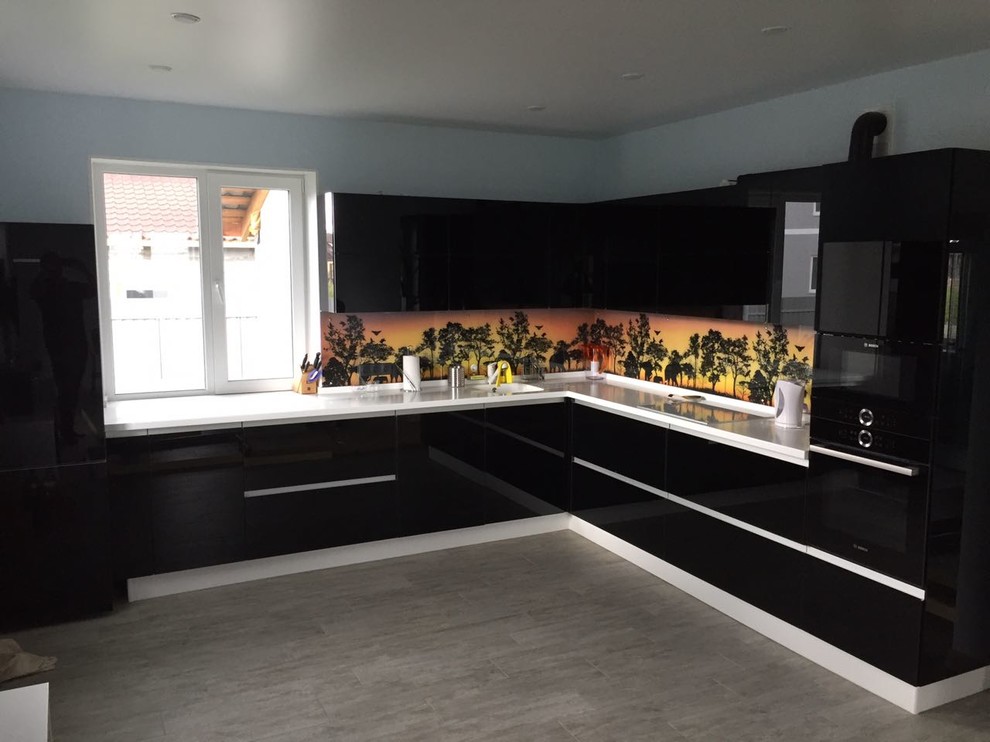 Черная Кухня из стекла1