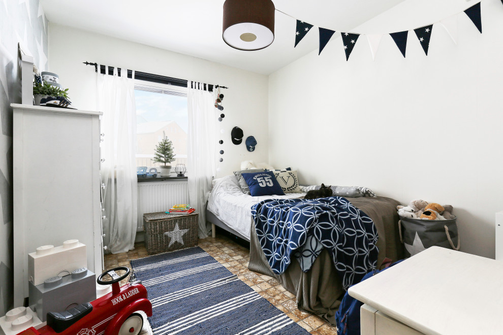 Scandinavian kids' bedroom in Stockholm with white walls and brown floor for kids 4-10 years old and boys.