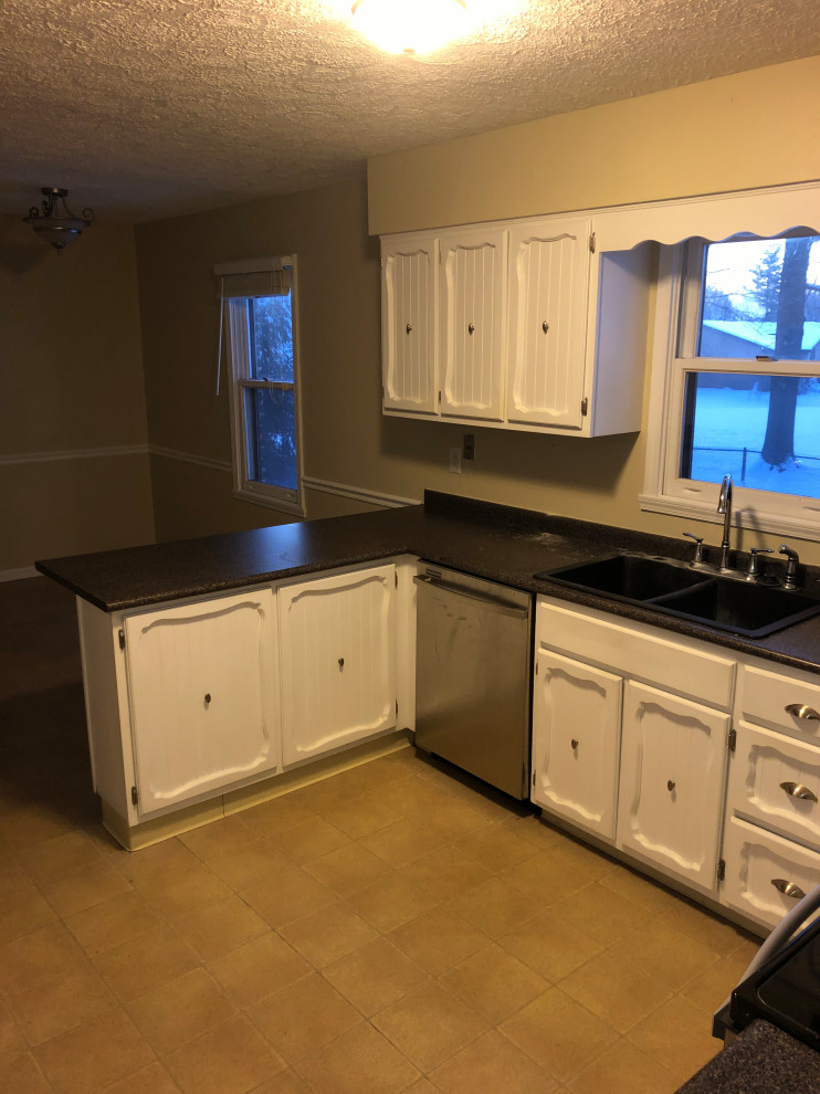 Transitional kitchen photo in Indianapolis