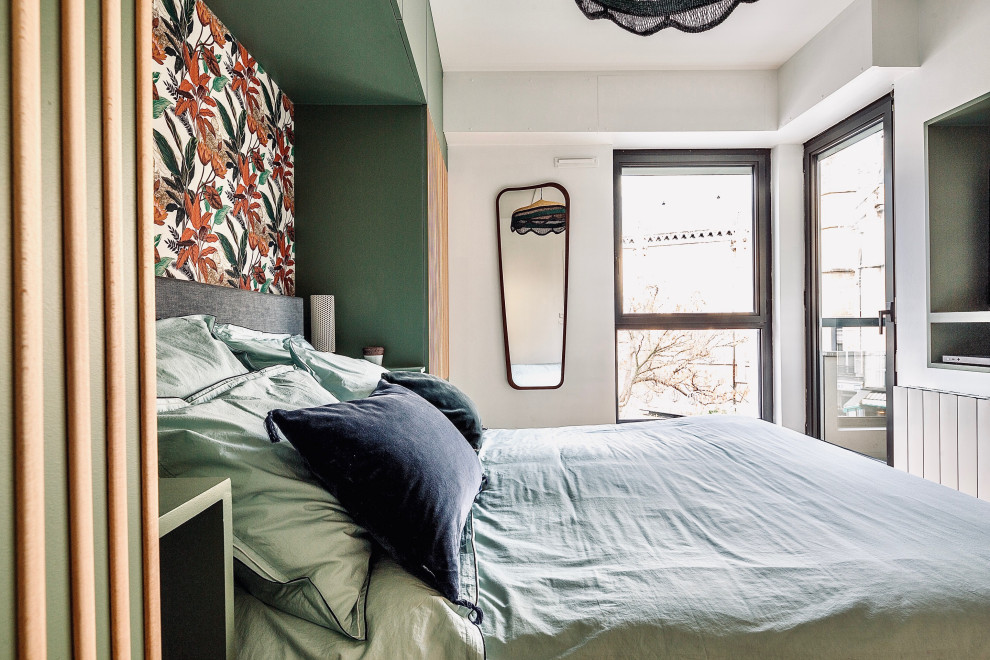 Mittelgroßes Shabby-Look Hauptschlafzimmer mit grüner Wandfarbe, hellem Holzboden, braunem Boden und vertäfelten Wänden in Paris