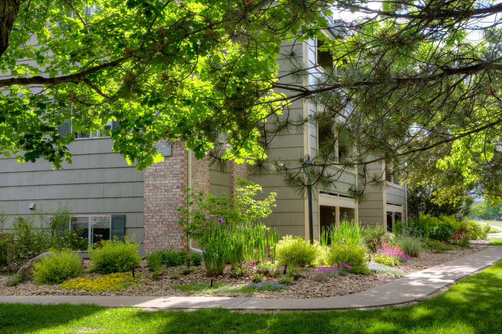 Inspiration for a mid-sized transitional partial sun side yard landscaping in Denver.
