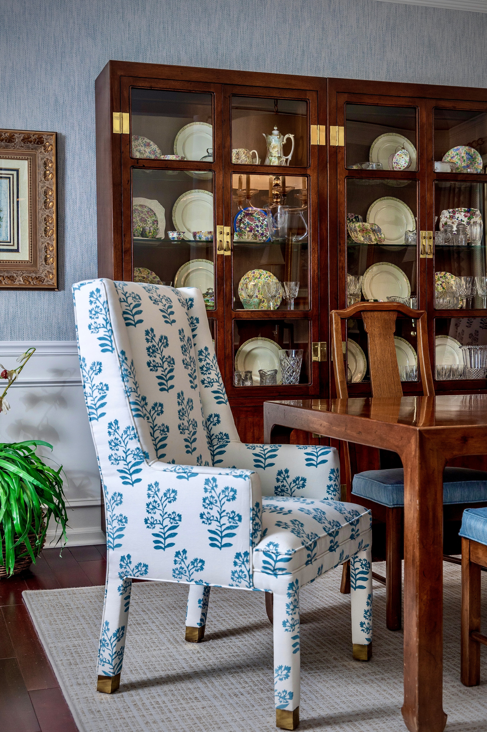 Dining Room Hostess Chair - Detail