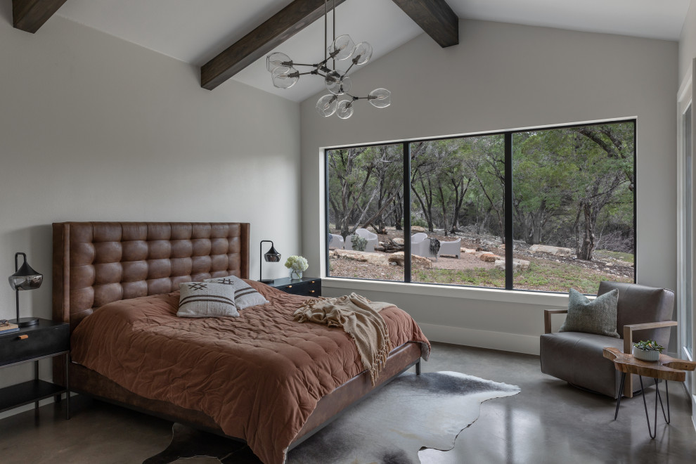 Modernes Hauptschlafzimmer mit Betonboden in Austin