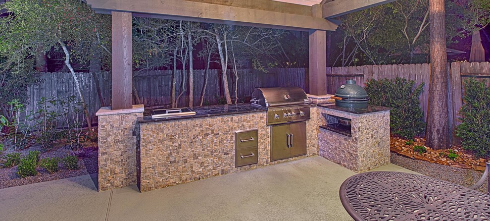 Design ideas for a mid-sized transitional backyard patio in Houston with natural stone pavers.