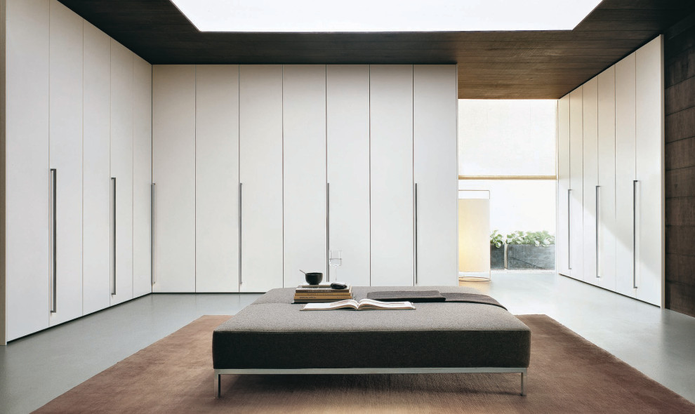 Modern white walk in closet with floor to ceiling storage - Modern ...