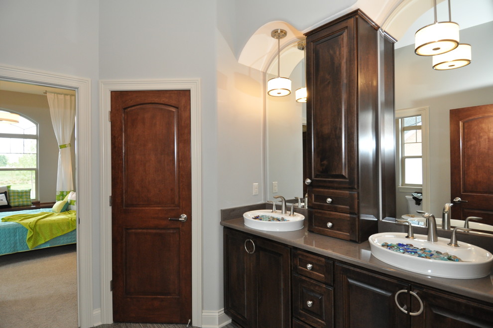 Bathroom - bathroom idea in Milwaukee