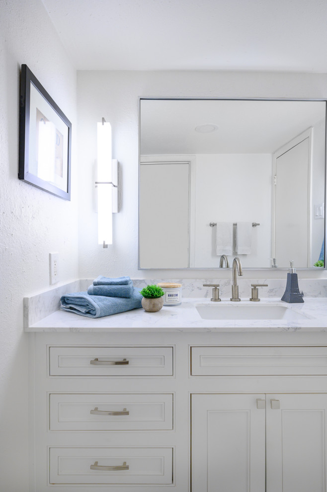 Источник вдохновения для домашнего уюта: маленькая ванная комната в классическом стиле с фасадами с утопленной филенкой, белыми фасадами, душем в нише, раздельным унитазом, белой плиткой, керамогранитной плиткой, белыми стенами, полом из керамогранита, врезной раковиной, столешницей из искусственного кварца, белым полом, шторкой для ванной, белой столешницей, нишей, тумбой под одну раковину и встроенной тумбой для на участке и в саду