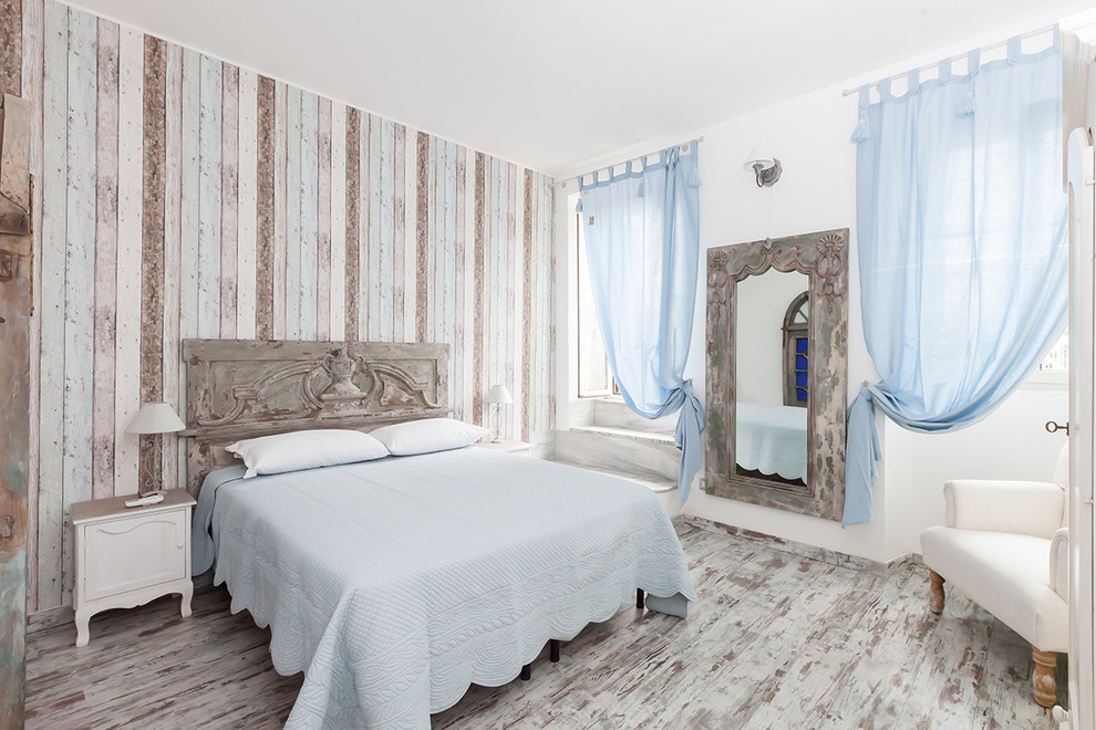 Idee per una camera matrimoniale stile shabby di medie dimensioni con pareti multicolore e pavimento in legno verniciato