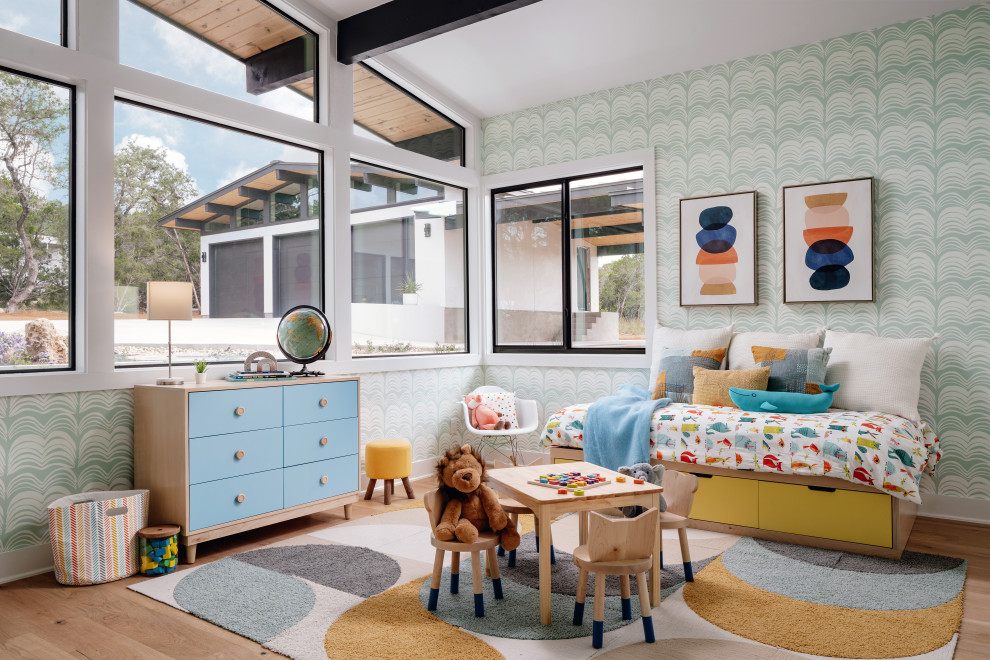 Imagen de dormitorio infantil vintage de tamaño medio con paredes verdes, suelo de madera en tonos medios y papel pintado