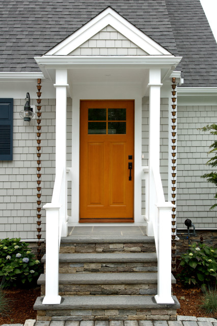 Cape Cod Addition and Remodel costero-entrada