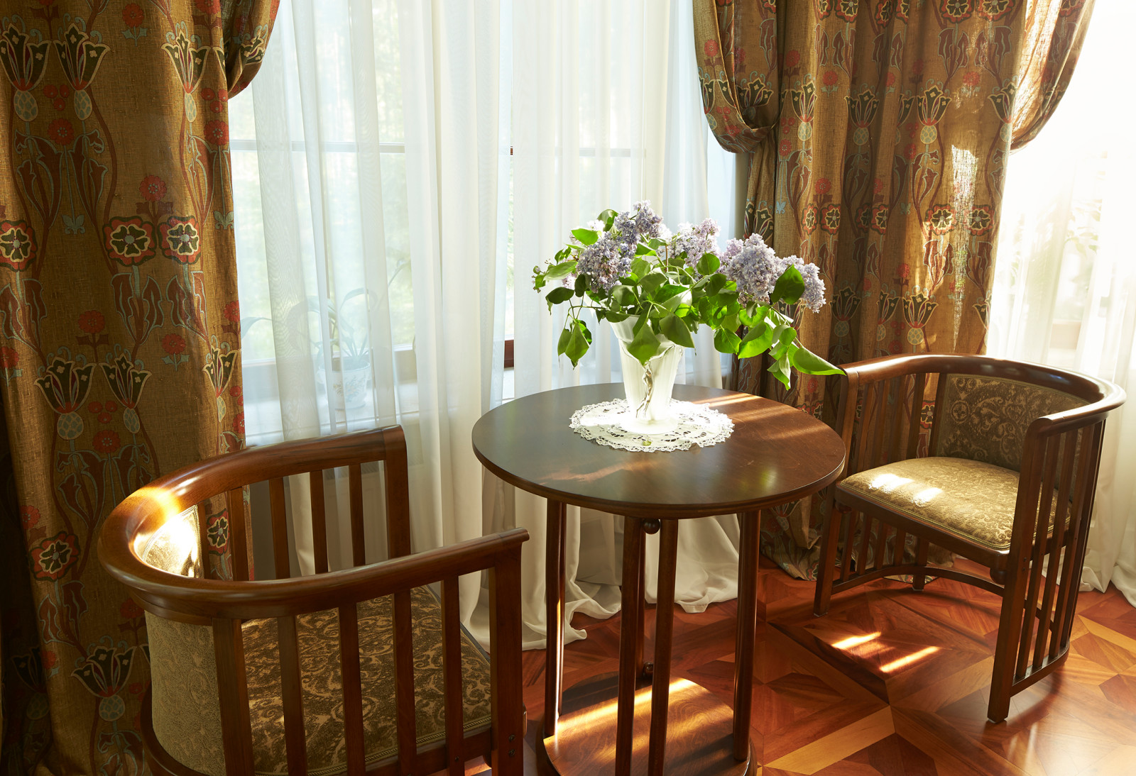 Антикварный мебельный гарнитур