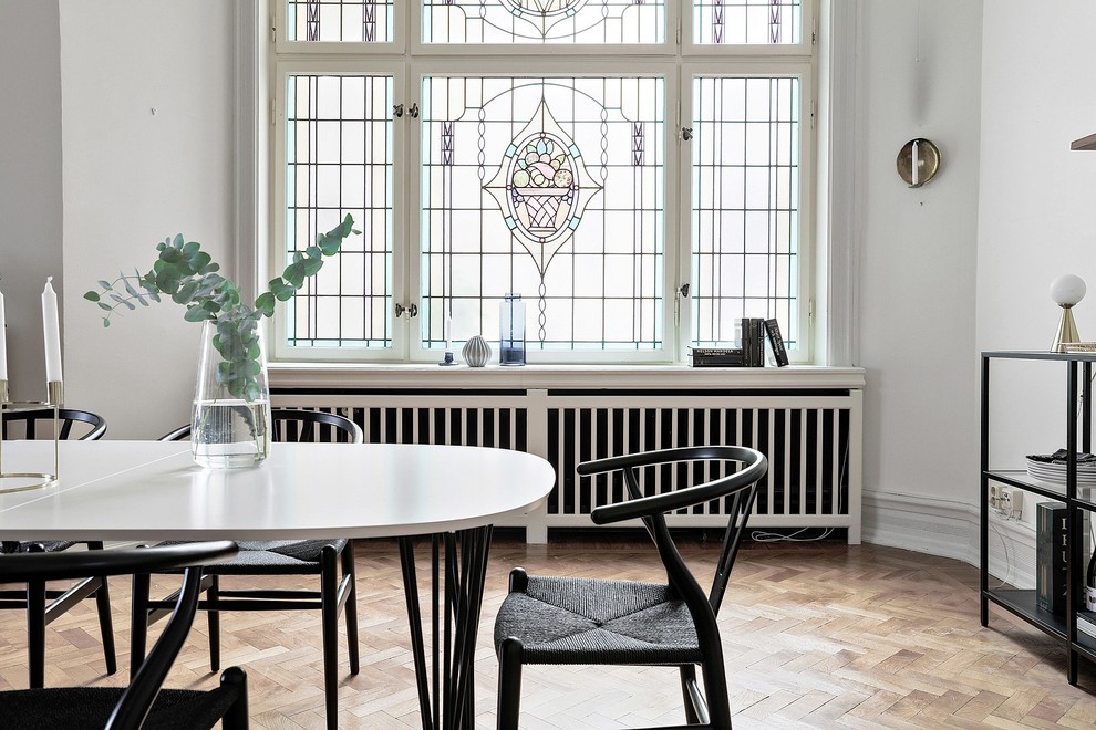 Large traditional dining room in Malmo with white walls.