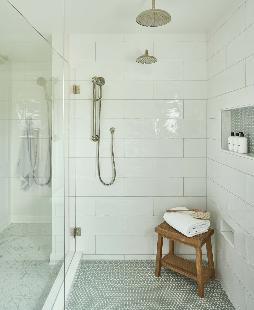 Идея дизайна: большая главная ванная комната в морском стиле с угловым душем, белой плиткой, керамогранитной плиткой, белыми стенами, полом из керамогранита, белым полом, душем с распашными дверями и нишей