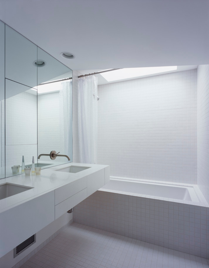 Inspiration for a modern bathroom in Los Angeles.