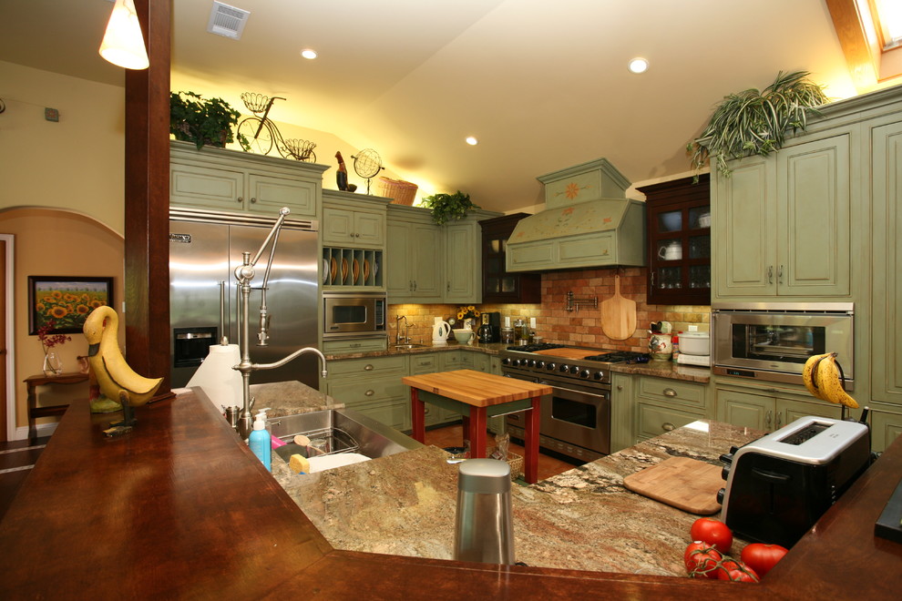 Example of a large farmhouse home design design in Orange County