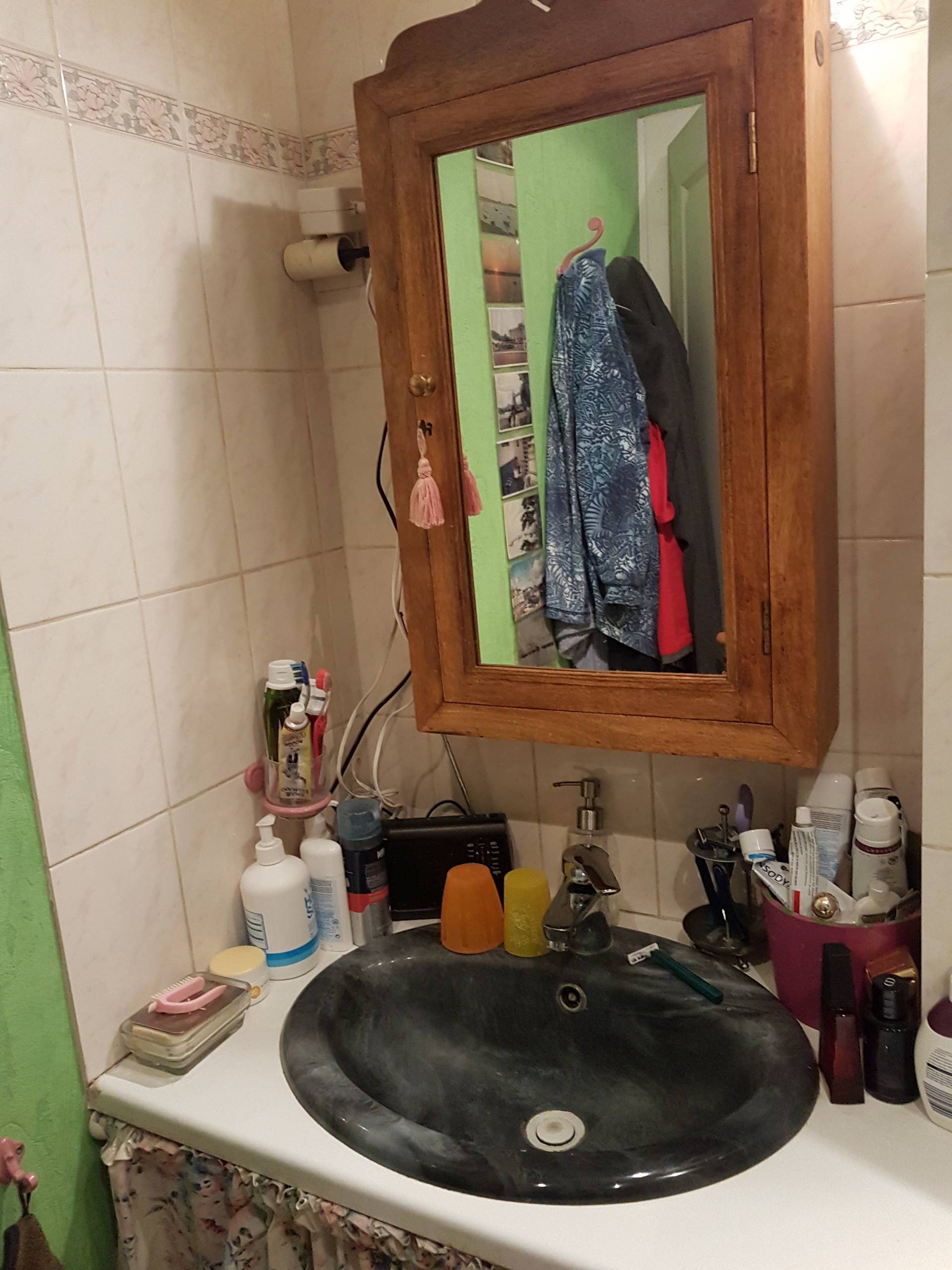 AVANT/ petite salle de bain avec douche et 1 vasque