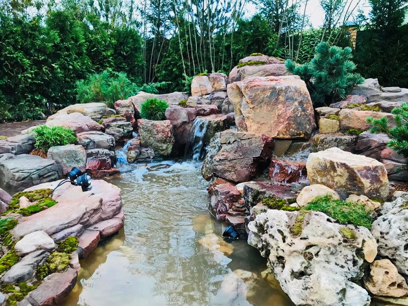 Искусственный пруд на даче.