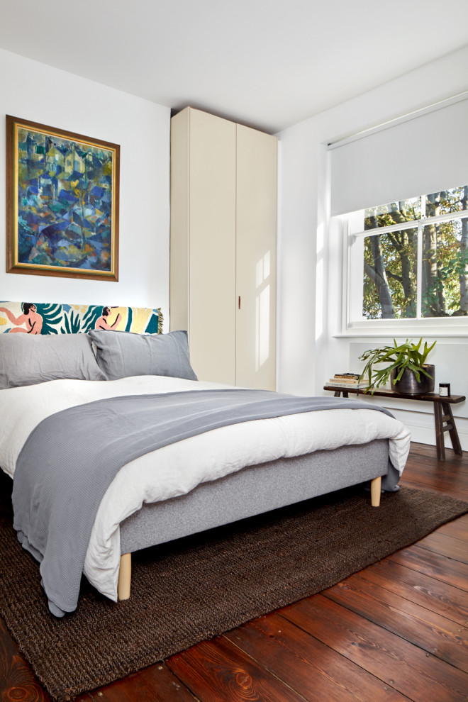 Aménagement d'une petite chambre d'amis contemporaine avec un mur blanc, parquet foncé, une cheminée standard, un sol marron, un plafond en papier peint et du papier peint.