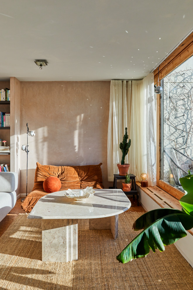 Идея дизайна: гостиная комната в стиле фьюжн с бежевыми стенами, паркетным полом среднего тона, коричневым полом и тюлем на окнах