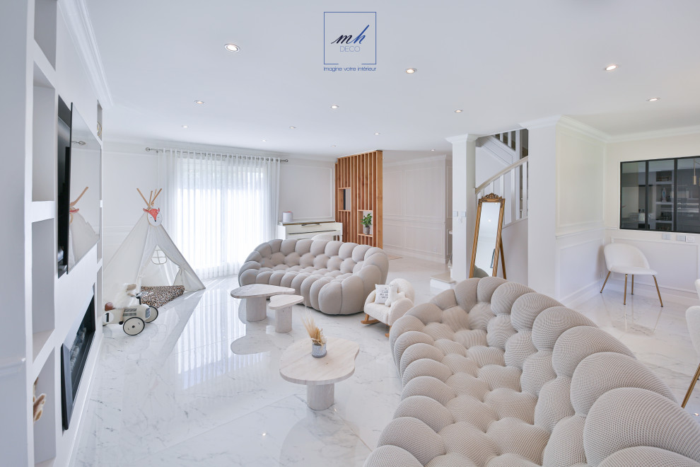 Idées déco pour une grande salle de séjour ouverte avec un mur blanc, un sol en marbre, un téléviseur encastré, un sol blanc et éclairage.