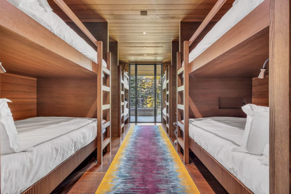Стильный дизайн: маленькая гостевая спальня (комната для гостей) в стиле модернизм с коричневыми стенами, паркетным полом среднего тона, коричневым полом, деревянным потолком и деревянными стенами для на участке и в саду - последний тренд