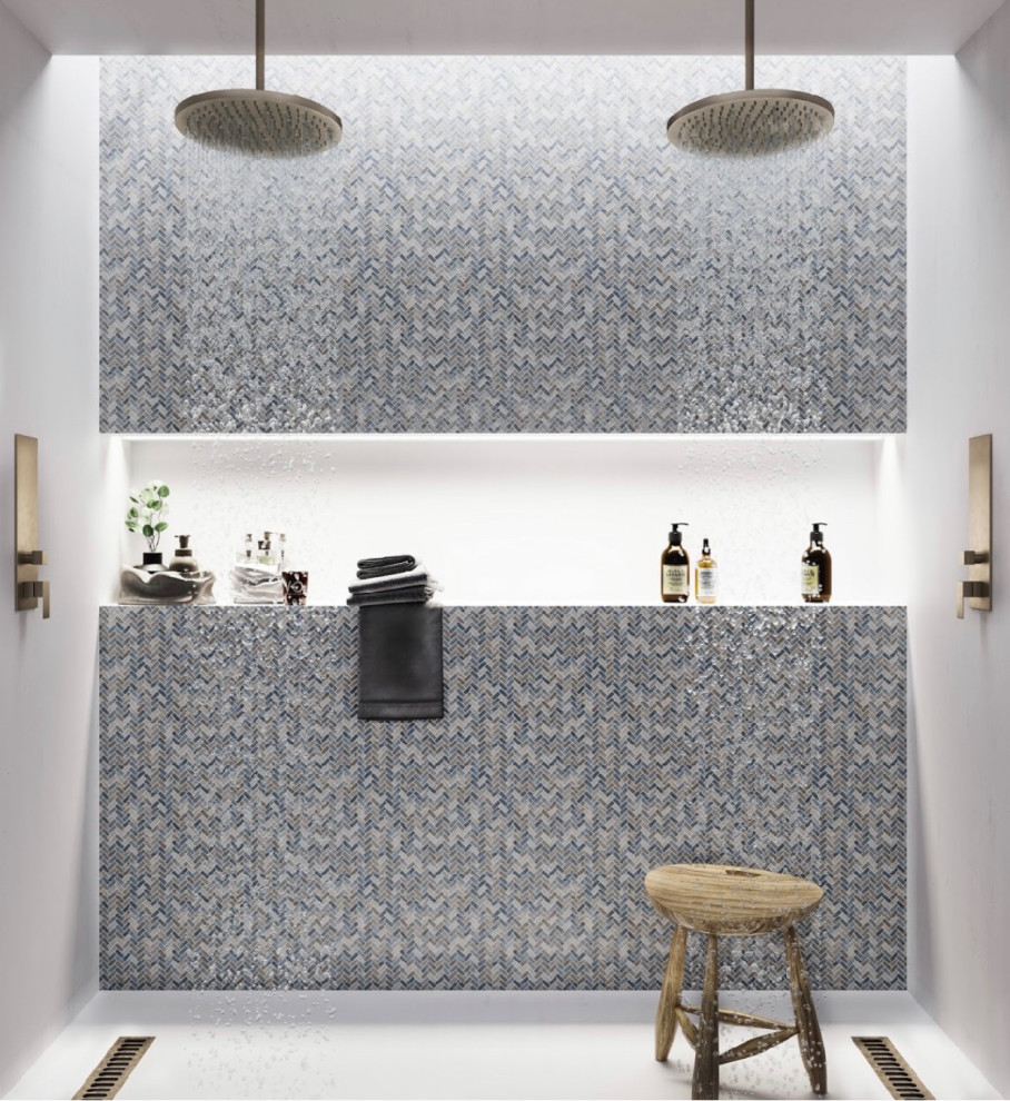 Immagine di una stanza da bagno moderna con doccia doppia, piastrelle multicolore, piastrelle di vetro, pareti multicolore, pavimento in gres porcellanato e pavimento bianco