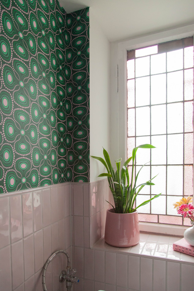 Exempel på ett litet eklektiskt vit vitt en-suite badrum, med släta luckor, grå skåp, en toalettstol med hel cisternkåpa, rosa kakel, keramikplattor, gröna väggar, klinkergolv i keramik, ett integrerad handfat, laminatbänkskiva och rosa golv