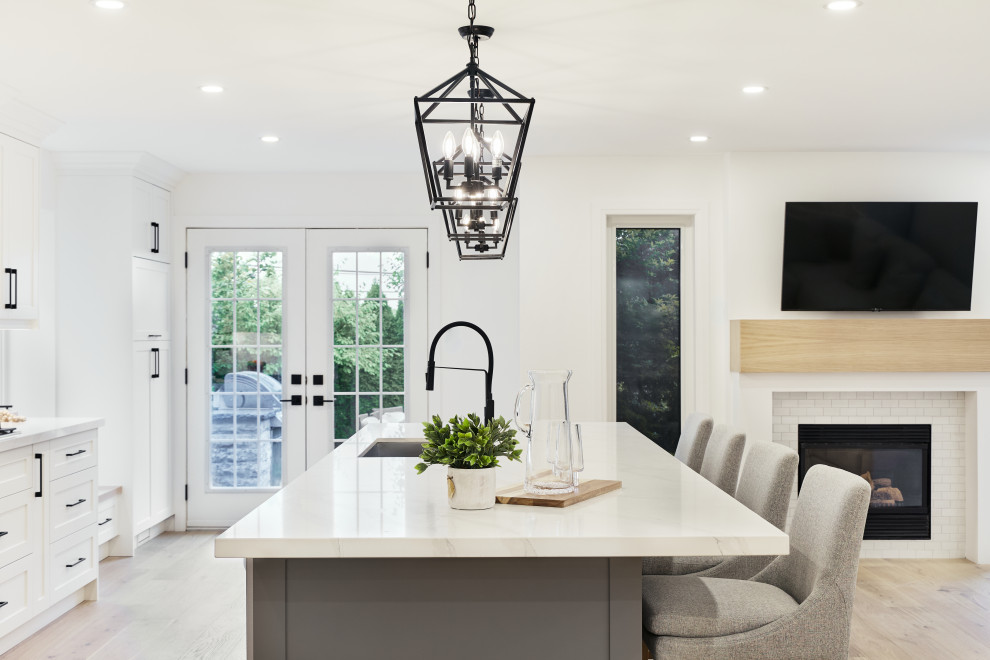 Kitchen - transitional kitchen idea in Toronto