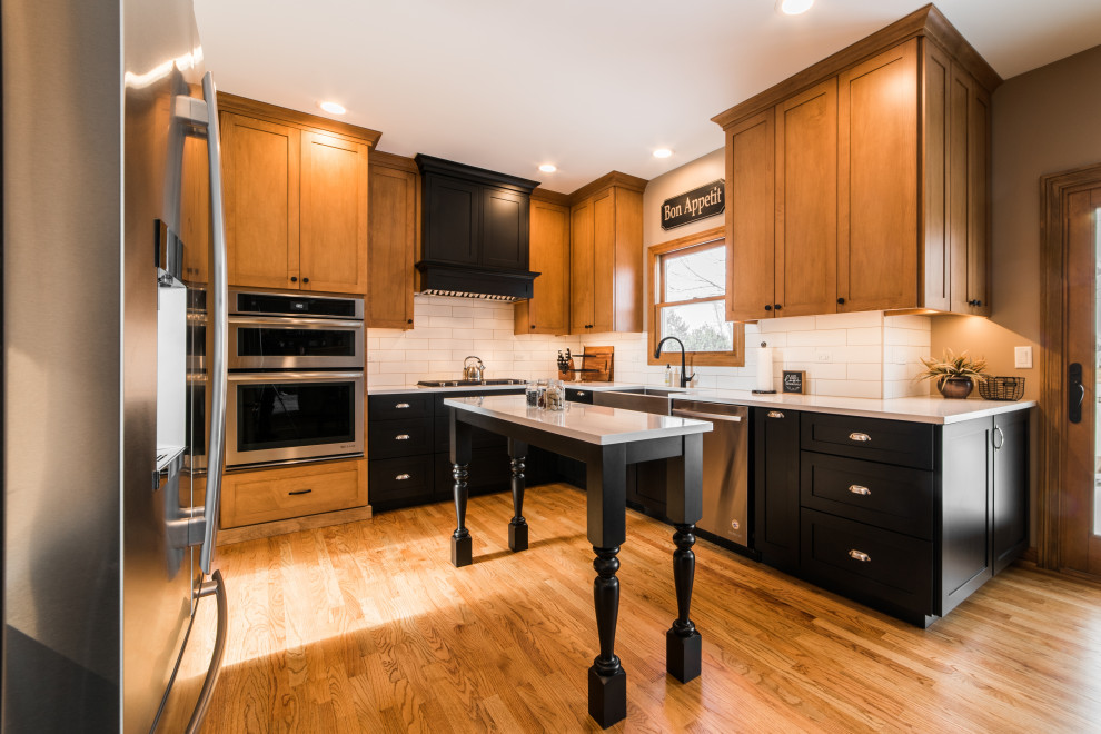 Kitchen - transitional kitchen idea in Chicago
