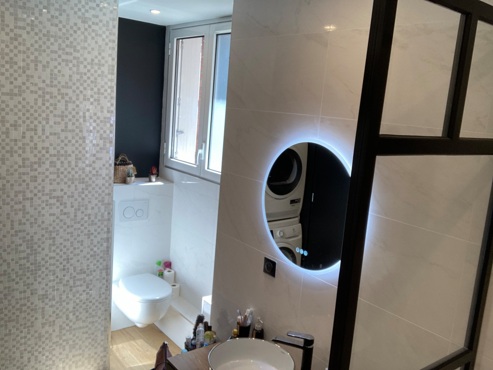 Ejemplo de cuarto de baño tradicional renovado con sanitario de pared, baldosas y/o azulejos blancos, baldosas y/o azulejos de cerámica, paredes blancas y lavabo encastrado