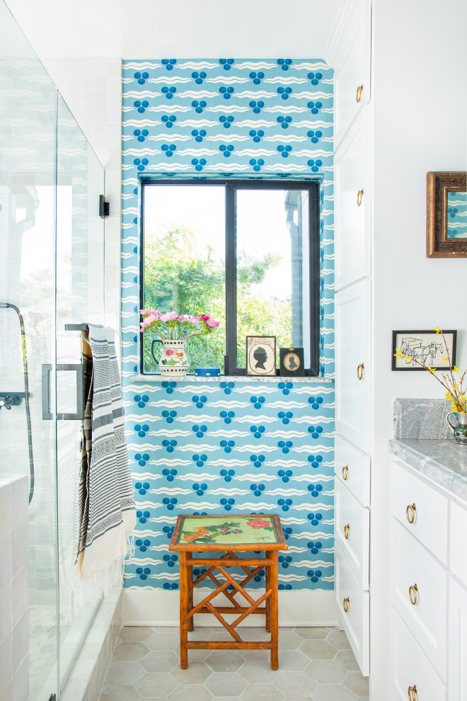 Свежая идея для дизайна: ванная комната среднего размера в стиле фьюжн с фасадами в стиле шейкер, белыми фасадами, столешницей из гранита, душем с распашными дверями, встроенной тумбой, душем в нише, белой плиткой, синими стенами, серым полом, серой столешницей и обоями на стенах - отличное фото интерьера