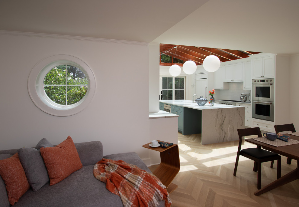 Esempio di un grande soggiorno classico stile loft con angolo bar, pareti bianche, parquet chiaro, TV a parete, pavimento beige e soffitto a volta