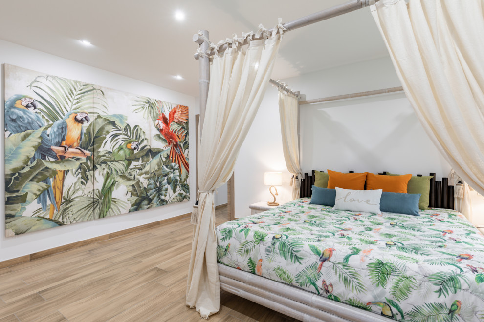 Foto di una camera matrimoniale tropicale di medie dimensioni con pareti bianche, pavimento con piastrelle in ceramica, nessun camino e pavimento marrone