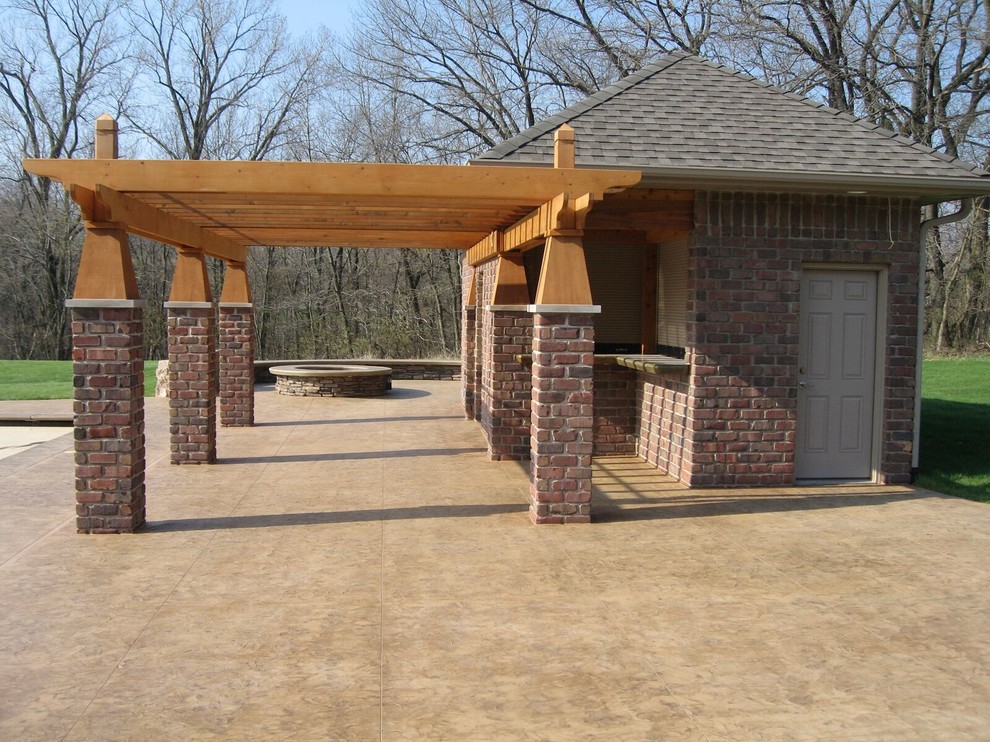 Transitional patio photo in Cedar Rapids