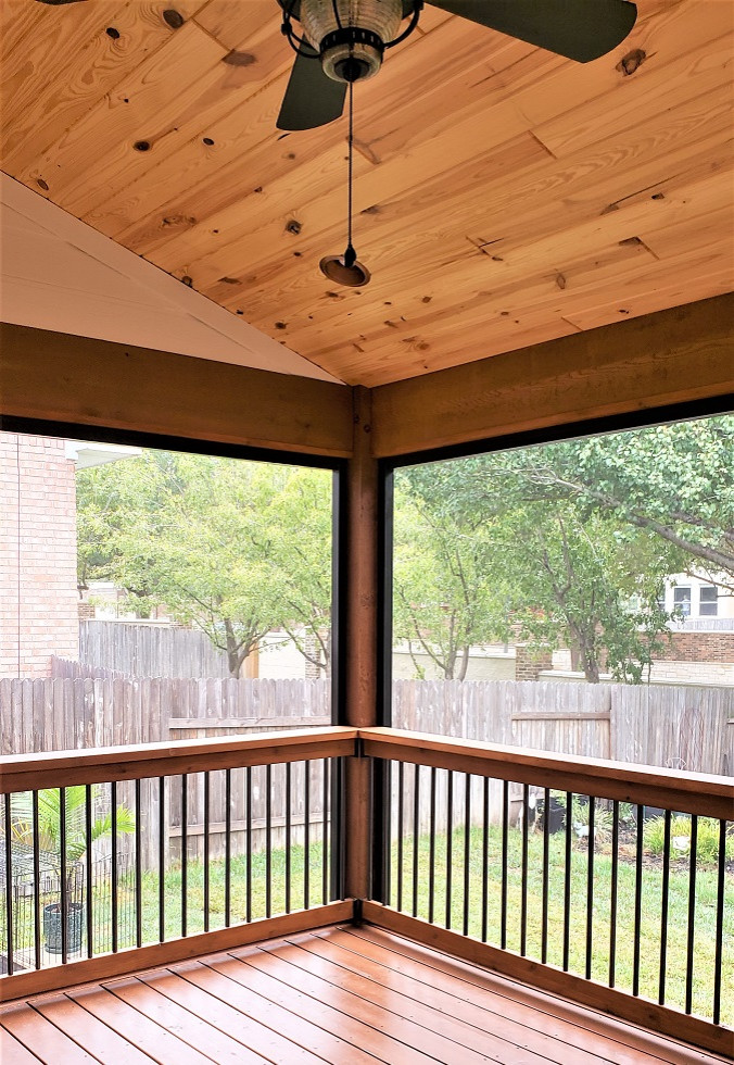 Idée de décoration pour un grand porche d'entrée de maison arrière chalet avec une moustiquaire, une extension de toiture et un garde-corps en matériaux mixtes.