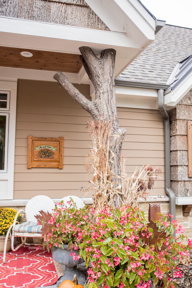 Home design - large rustic home design idea in Milwaukee