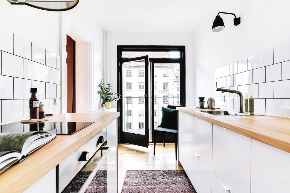 Small scandinavian kitchen in Other.