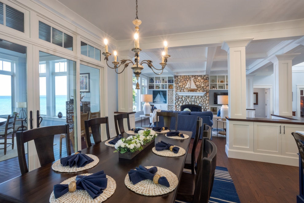 Réalisation d'une salle à manger ouverte sur la cuisine tradition de taille moyenne avec un mur bleu, parquet foncé et un sol marron.