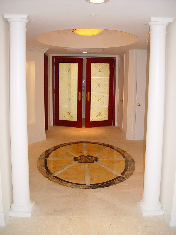 Small modern entryway in Miami.