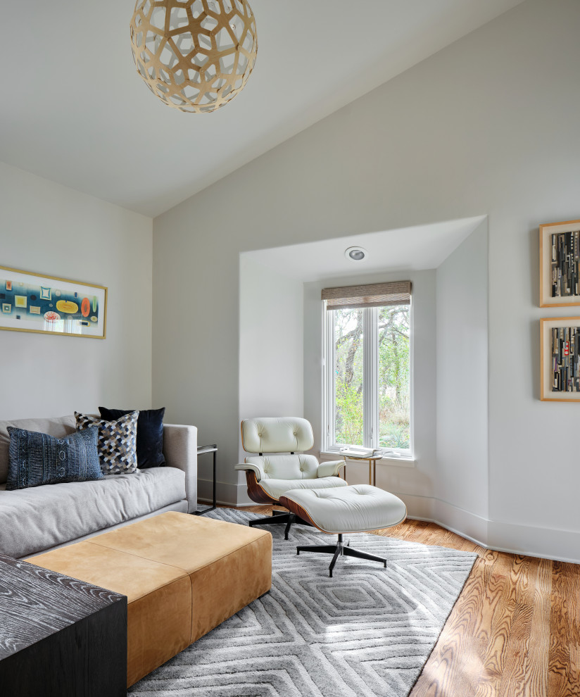 На фото: гостиная комната в стиле ретро с белыми стенами и коричневым полом с