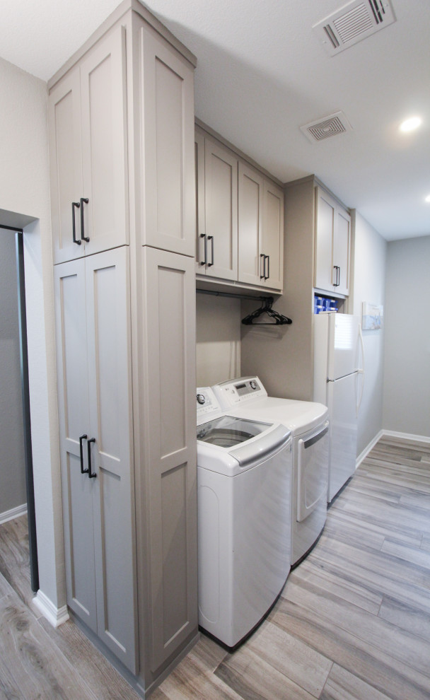Transitional home design photo in Austin