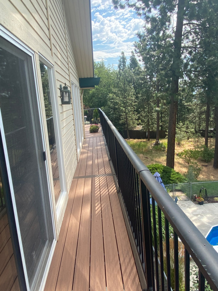 Mid-sized minimalist backyard second story metal railing deck photo