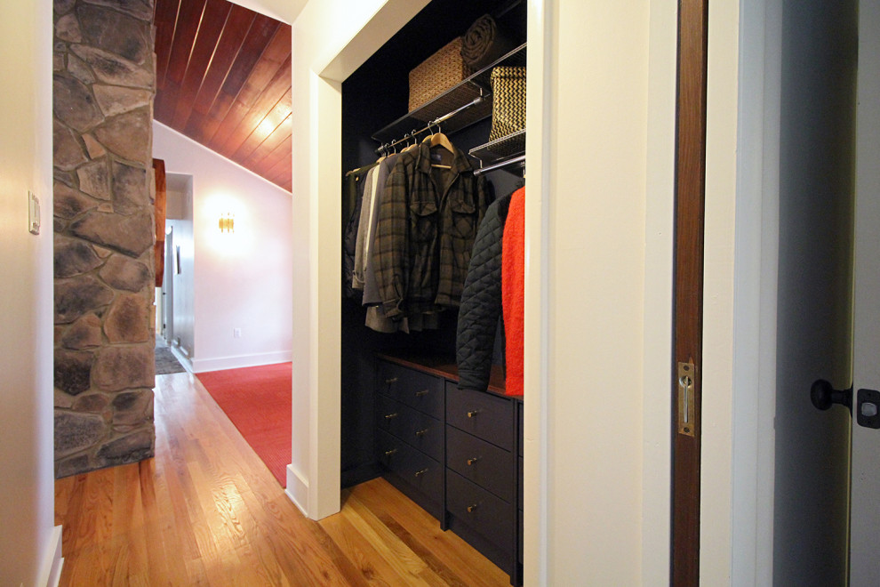 Diseño de armario y vestidor unisex moderno pequeño con a medida, armarios con paneles lisos, puertas de armario azules, suelo de madera clara y madera