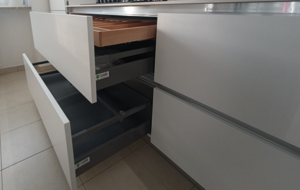 Cucina Laccato Opaco Bianco c/Neolith e Magnetolab