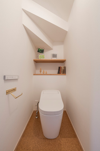 溫炭の家 giapponese-moderno-bagno-di-servizio