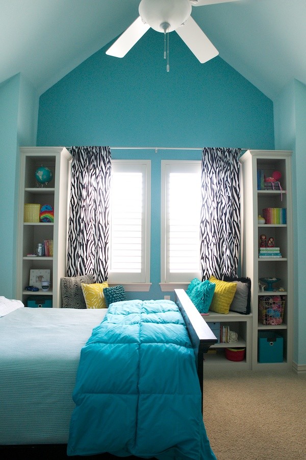 Photo of a mid-sized eclectic bedroom in Dallas with blue walls and carpet.