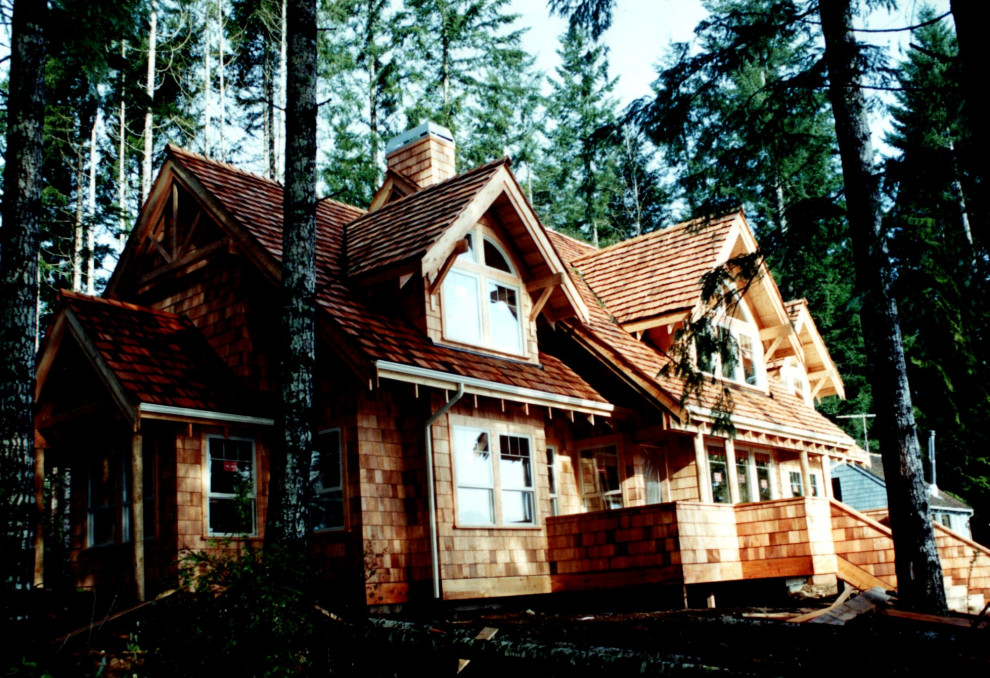 Example of a mountain style home design design in Seattle