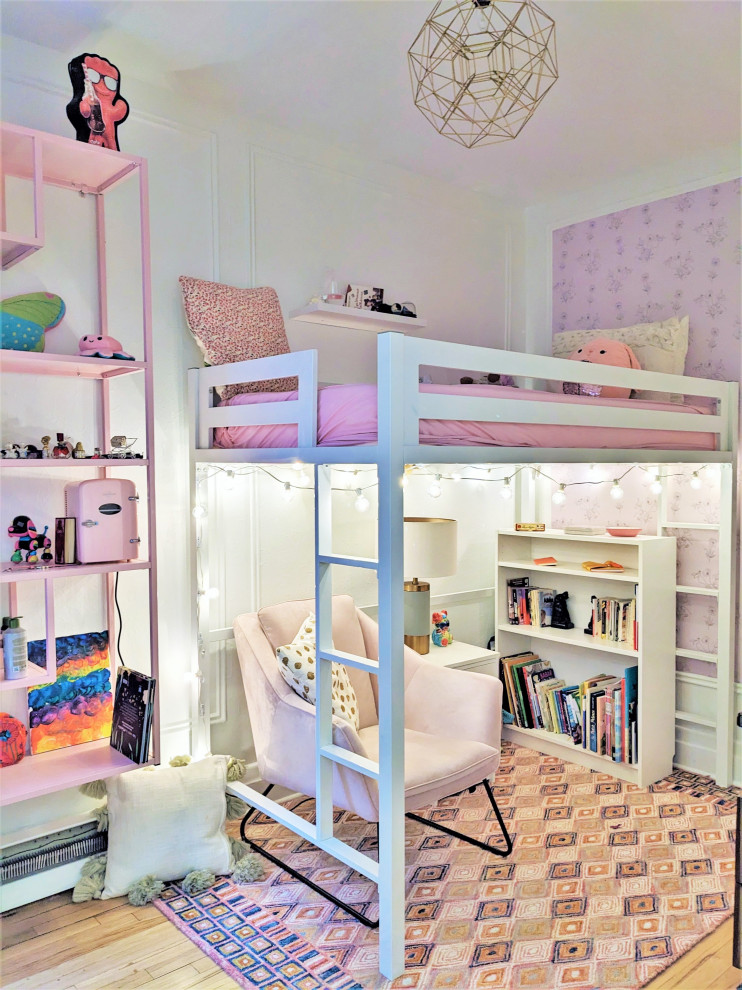 Свежая идея для дизайна: детская среднего размера в стиле фьюжн с спальным местом, розовыми стенами, светлым паркетным полом, розовым полом и обоями на стенах для ребенка от 4 до 10 лет, девочки - отличное фото интерьера