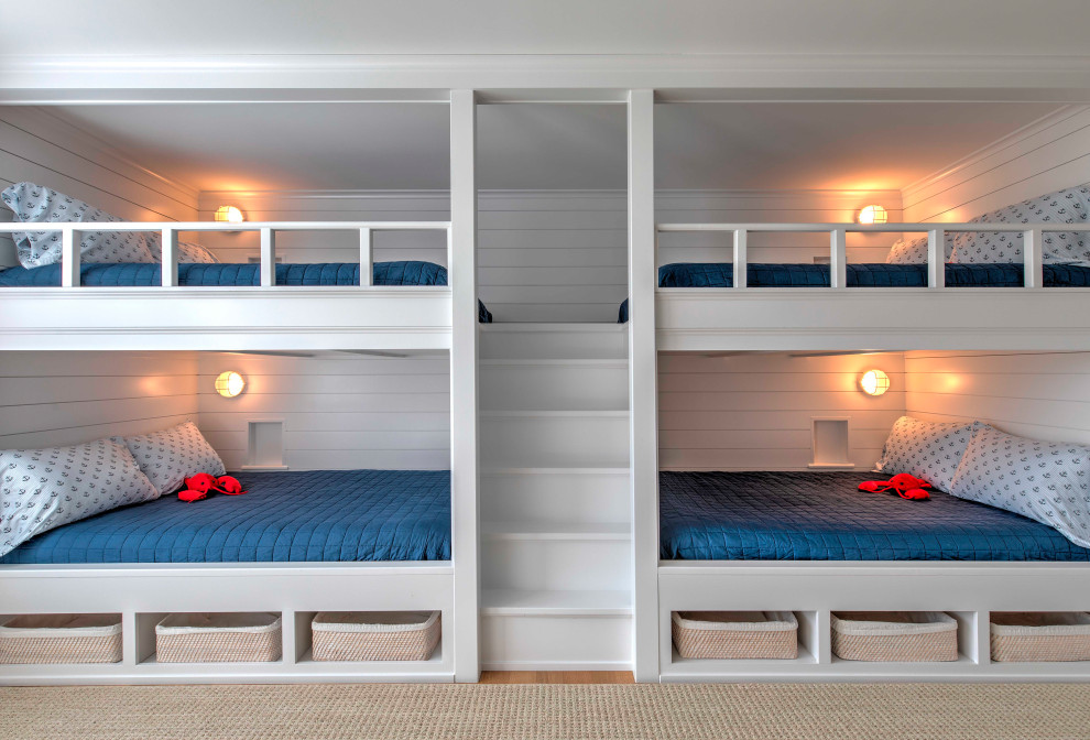 Свежая идея для дизайна: большая гостевая спальня (комната для гостей) в классическом стиле с белыми стенами, светлым паркетным полом и бежевым полом без камина - отличное фото интерьера