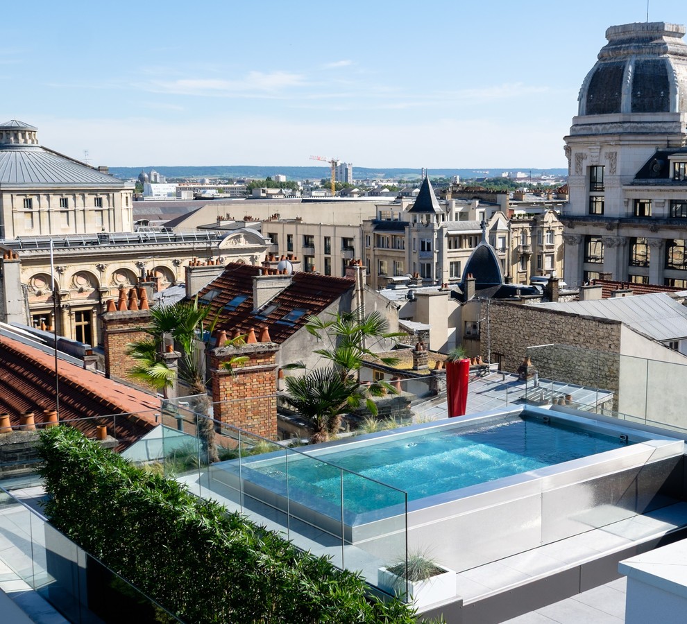 Inspiration for a contemporary pool in Bordeaux.
